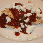 Kip in tomatensaus met olijven en feta; recept; recepten; hoofdgerecht; hoofdgerechten; kip; kipfilet; feta; passata; kappertjes; olijf; olijven; zwarte olijven; tomaat; tomaten