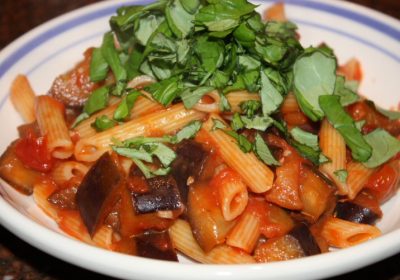 Pasta met aubergine en tomaten; recept; recepten; hoofdgerecht; hoofdgerechten; italiaans; pasta; aubergine; gepelde tomaten; tomaat; tomaten; basilicum; kaas; parmezaan; parmezaanse kaas; vegetarisch