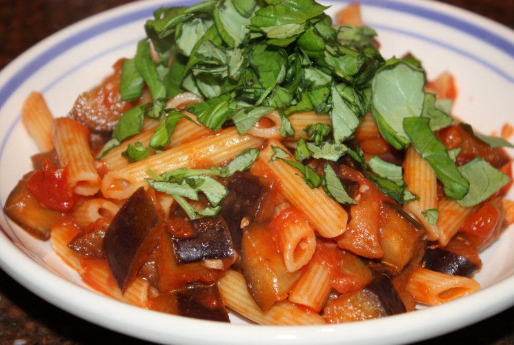 Pasta Met Aubergine En Tomaten Vegetarisch Recept