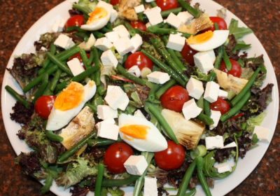 Vegetarische salade Niçoise; recept; hoofdgerecht; salade; maaltijdsalade; rucola; haricots verts; tomaat; tomaten; artisjok; ei; vegetarisch;