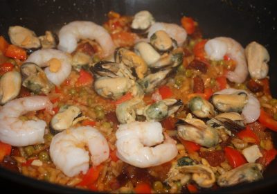 Paella met chorizo en reuzengarnalen; recept; recepten; hoofdgerecht; hoofdgerechten; Spaans; paella; garnalen; mosselen; chorizo; rijst; doperwten; paprika
