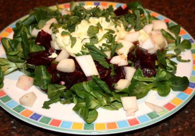 Maaltijdsalade met rode bieten en geitenkaasdressing; recept; recepten; hoofdgerecht; hoofdgerechten; salade; maaltijdsalade; rode bieten; bieten; geitenkaas; peer; veldsla; munt