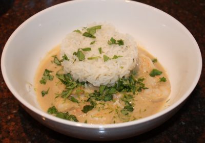 Thaise curry met reuzengarnalen en kokosmelk; recept; recepten; hoofdgerecht; hoofdgerechten; Thais; oosters; reuzengarnalen; garnalen; garnaal; currypasta; kokosmelk; limoen; basilicum