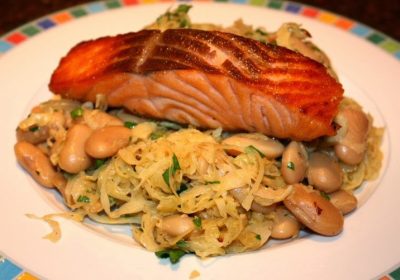 Zuurkool met zalm en reuzenbonen; recept; recepten; hoofdgerecht; hoofdgerechten; zuurkool; witte bonen; reuzenbonen; zalm; vis