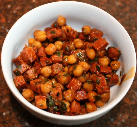 Salade van kikkererwten met chorizo; recept; recepten; tapas; hapje; spaans; salade; kikkererwten; chorizo; uien; knoflook; laurier; peterselie; kaneel;