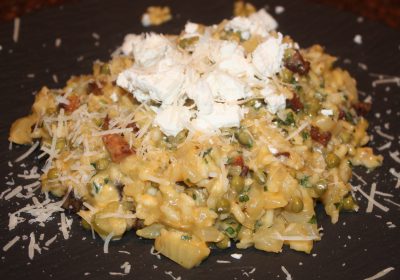 Risotto met chorizo en geitenkaas; recept; recepten; hoofdgerecht; hoofdgerechten; risotto; rijst; chorizo; geitenkaas; doperwten; venkel; parmezaan; parmezaanse kaas; italiaans; mediterraan