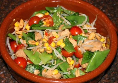 Thaise maaltijdsalade met gemarineerde kip en snijbonen; recept; recepten; hoofdgerecht; hoofdgerechten; thais; oosters; maaltijdsalade; salade; kip; kipfilet; snijbonen; maïs; tomaten; tomaat; kerstomaat; kerstomaten; taugé