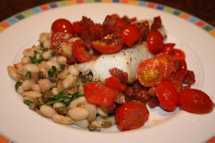 Vis met spek en tomaten geserveerd met een bonensalade; recept; recepten; hoofdgerecht; hoofdgerechten; mediterraan; vis; witvis; kabeljauw; tomaten; tomaat; spek; witte bonen; bonen; kappertjes