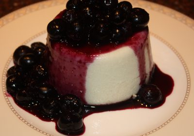 Griesmeel pudding met amandel en bosbessensaus; recept; recepten; nagerecht; nagerechten; dessert; toetje; griesmeel; griesmeelpudding; amandelen; amandel; amandelmeel; bosbossen; bosbessensaus