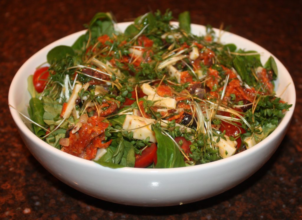 Maaltijdsalade met chorizo en kaas; recept; recepten; hoofdgerecht; hoofdgerechten; salade; maaltijdsalade; chorizo; kaas; veldsla; tomaat; tomaten; kerstomaat; kerstomaten; kerstomaatjes; olijf; olijven; tuinkers