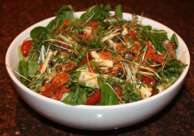 Maaltijdsalade met chorizo en kaas; recept; recepten; hoofdgerecht; hoofdgerechten; salade; maaltijdsalade; chorizo; kaas; veldsla; tomaat; tomaten; kerstomaat; kerstomaten; kerstomaatjes; olijf; olijven; tuinkers