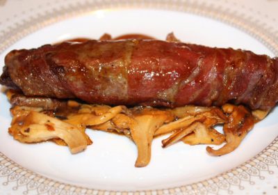 Hazenrugfilet met pancetta en balsamicojus; recept; recepten; hoofdgerecht; hoofdgerechten; wild; haas; hazenrug; hazenrugfilet; paddenstoelen; champignons; balsamico