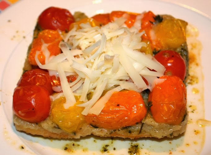 Tarte-tatin met tomaten en schapenkaas; recept; recepten; hoofdgerecht; hoofdgerechten; hartige taart; quiche; tomaat; tomaten; kerstomaat; kerstomaten; schapenkaas; pesto; bladerdeeg