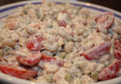 Pasta met gerookte zalm en kruidenkaas; recept; recepten; hoofdgerecht; hoofdgerechten; pasta; gerookte zalm; doperwten; kruidenkaas; roomkaas; kerstomaten