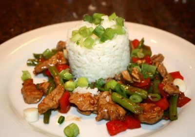 Chinese roerbak met varkenshaas en sperziebonen; recept; recepten; hoofdgerecht; hoofdgerechten; chinees; oosters; roerbak; roerbakken; varkenshaas; sperziebonen; paprika; gember;