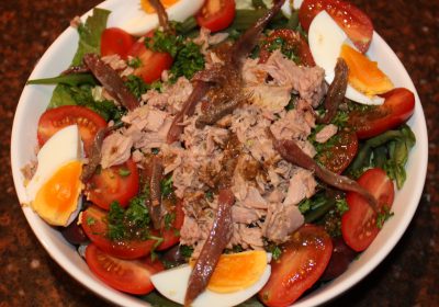 Salade nicoise met tonijn; recept; recepten; hoofdgerecht; hoofdgerechten; maaltijdsalade; salade; tonijn; ansjovis; ei; eieren; kerstomaat; kerstomaten; kerstomaatje; kerstomaatjes; tomaat; tomaten; olijf; olijven
