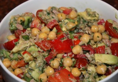 maaltijdsalade met kikkererwten en tonijn, maaltijdsalade, maaltijdsalades, kikkererwt, kikkererwten, tonijn, recept, recepten, tomaat, tomaten, avocado, dille, peterselie, hoofdgerecht, hoofdgerechten,