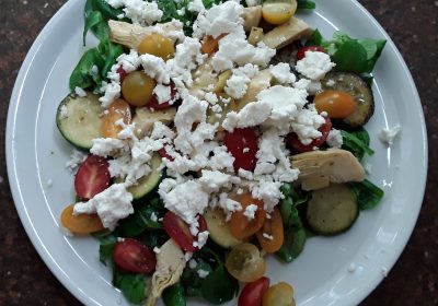 Maaltijdsalade met artisjokken en courgette; recept; recepten; hoofdgerecht; hoofdgerechten; maaltijdsalade; salade; veldsla; courgette; artisjok; kerstomaten; kerstomaatjes; feta