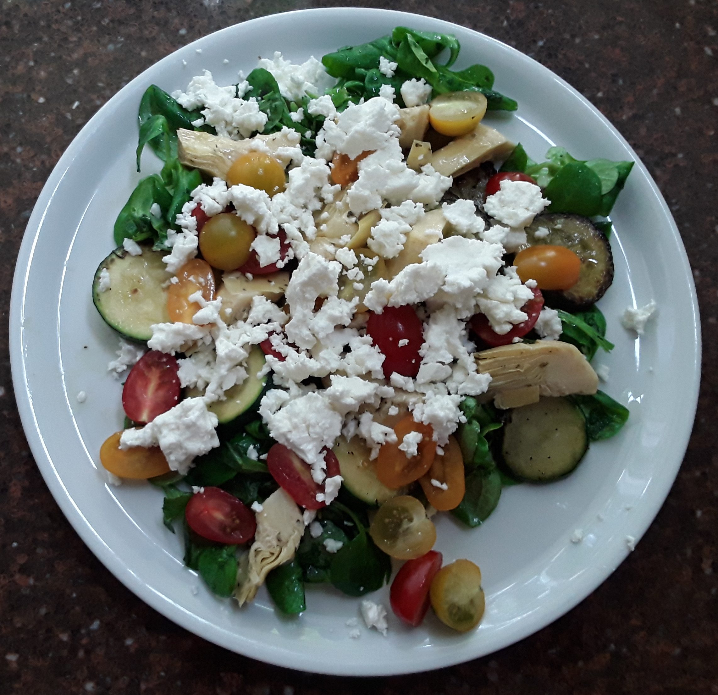 Maaltijdsalade met artisjokken en courgette; recept; recepten; hoofdgerecht; hoofdgerechten; maaltijdsalade; salade; veldsla; courgette; artisjok; kerstomaten; kerstomaatjes; feta