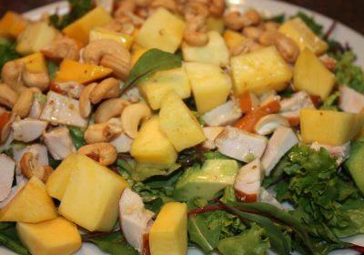 Maaltijdsalade met gerookte kipfilet en mango; reept; recepten; hoofdgerecht; hoofdgerechten; maaltijdsalade; salade; gerookte kip; gerookte kipfilet; mango; cashewnoten; rucola;