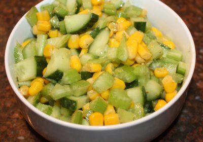 Bleekselderij salade met komkommer en maïs; recept; recepten; bijgerecht; bijgerechten; bleekselderij; komkommer; maïs