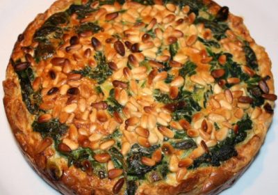 Spinazietaart met pijnboompitten en geitenkaas; recept; recepten; hoofdgerecht; hoofdgerechten; hartige taart; quiche; spinazie; pijnboompitten; geitenkaas; bladerdeeg