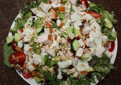 Maaltijdsalade met gerookte kip en pesto-yoghurtdressing; recept; recepten; hoofdgerecht; hoofdgerechten; maaltijdsalade; salade; gerookte kip; kip; kerstomaten; kerstomaat; avocado; pesto; yoghurt