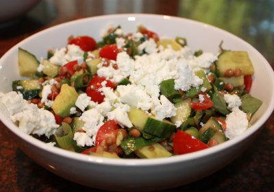 Griekse maaltijdsalade met linzen en feta; recept; recepten; hoofdgerecht; hoofdgerechten; maaltijdsalade; salade; linzen; komkommer; feta; avocado; tomaat; tomaten; kerstomaat; kerstomaten