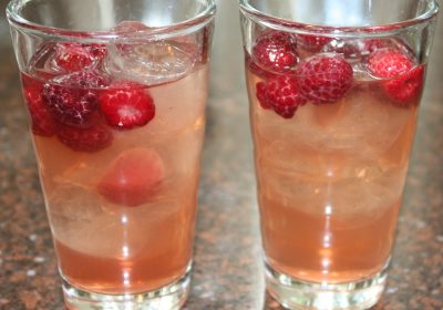 Groene ice tea met frambozensiroop; drank; drankje; cocktail; ice tea; ijsthee; frambozen; frambozensiroop; alcoholvrij