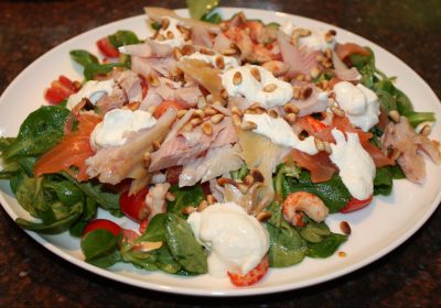 Maaltijdsalade met gerookte zalm en forel; recept; recepten; hoofdgerecht; hoofdgerechten; maaltijdsalade; salade; gerookte zalm; gerookte forel; rivierkreeft; rivierkreeftjes; veldsla; tomaat; tomaten; kerstomaat; kerstomaten; komkommer; mierikswortel