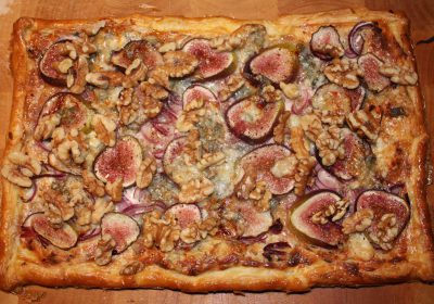 Plaattaart met gorgonzola en vijgen; recept; recepten; hoofdgerecht; hoofdgerechten; hartige taart; quiche; bladerdeeg; gorgonzola; vijg; vijgen; kaas