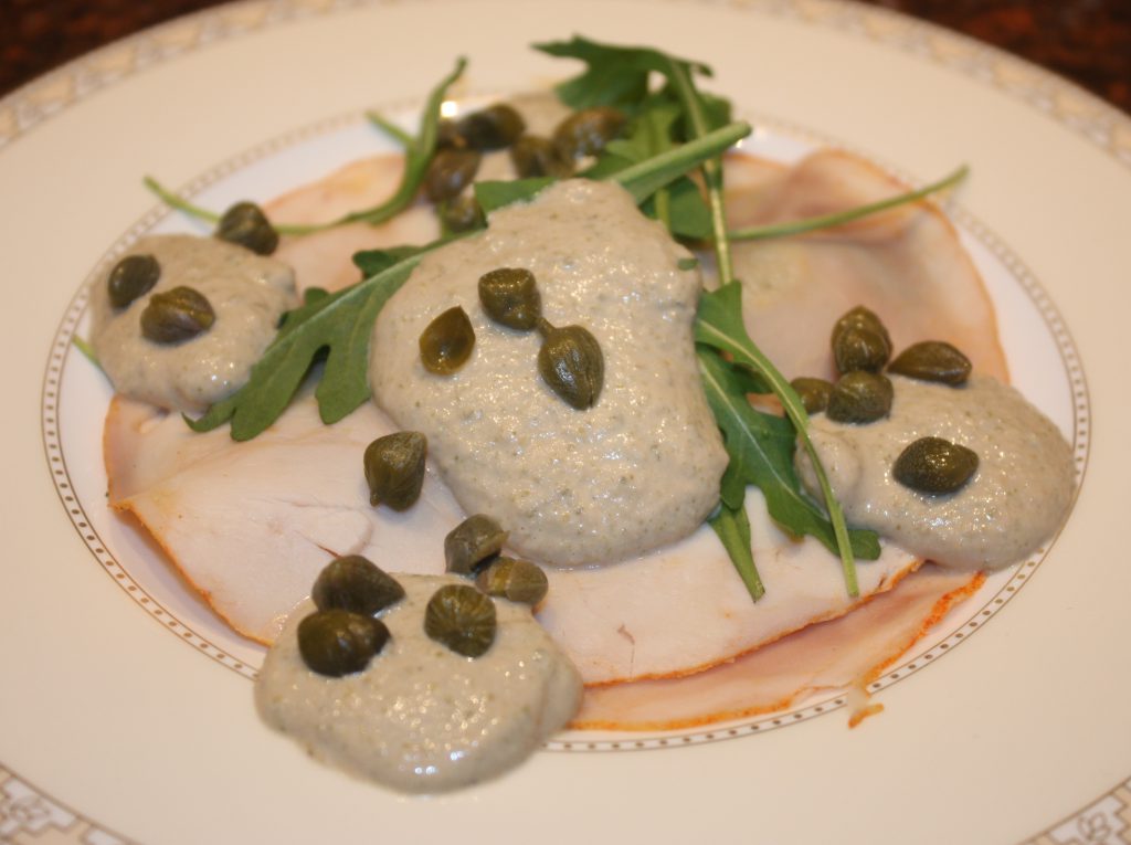 Pollo tonnato; recept; recepten; voorgerecht; voorgerechten; kip; kiprollade; rucola; vis; tonijn; kappertjes; kerst; feestelijk