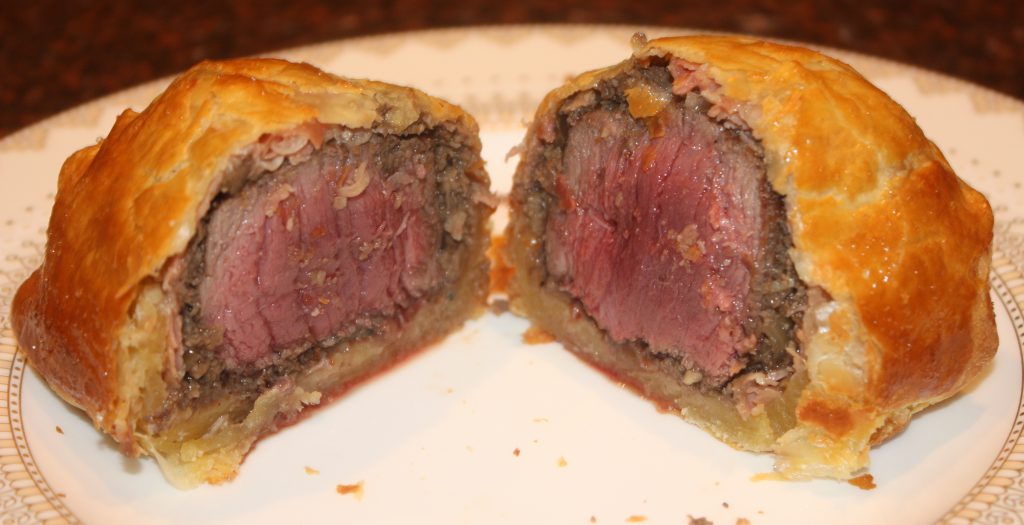 Hert wellington met wildsaus; recept; recepten; hoofdgerecht; hoofdgerechten; wild; hert; hertenbiefstuk; bladerdeeg; ham; paddenstoelen
