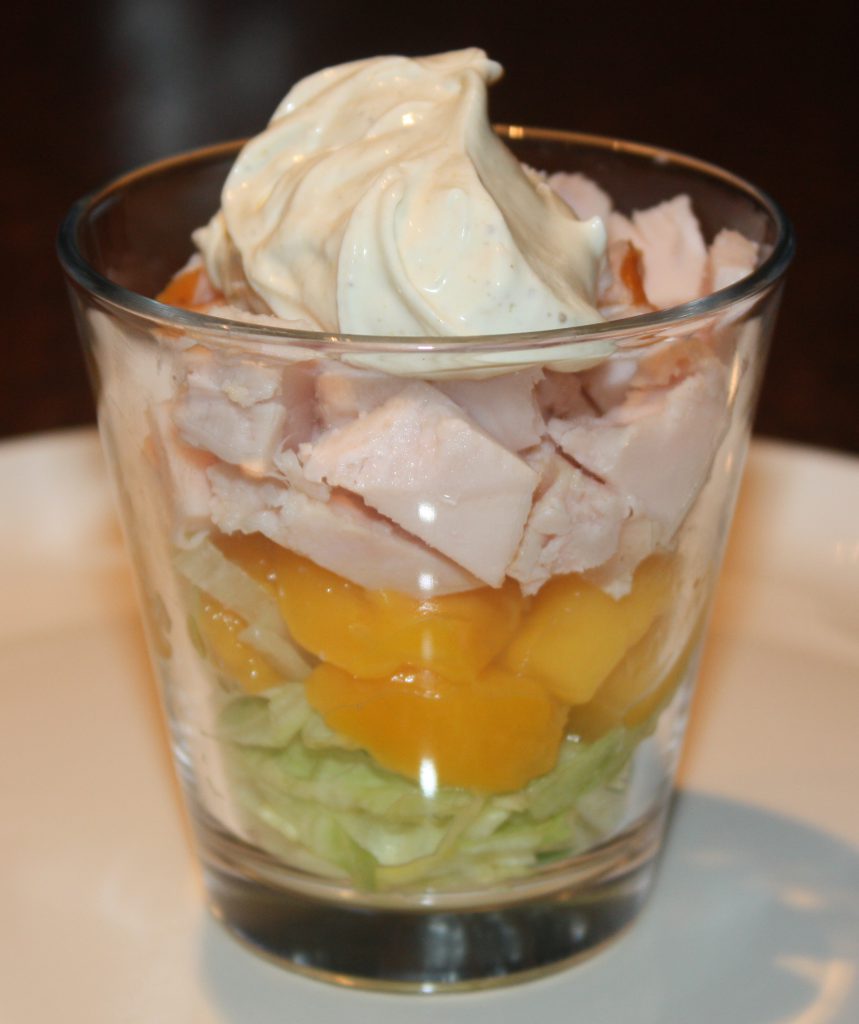 Gerookte kipfilet met mango en kerriesaus; recept; recepten; voorgerecht; voorgerechten; ijsbergsla; sla; gerookte kipfilet; kipfilet; mango; kerrie; kerriesaus