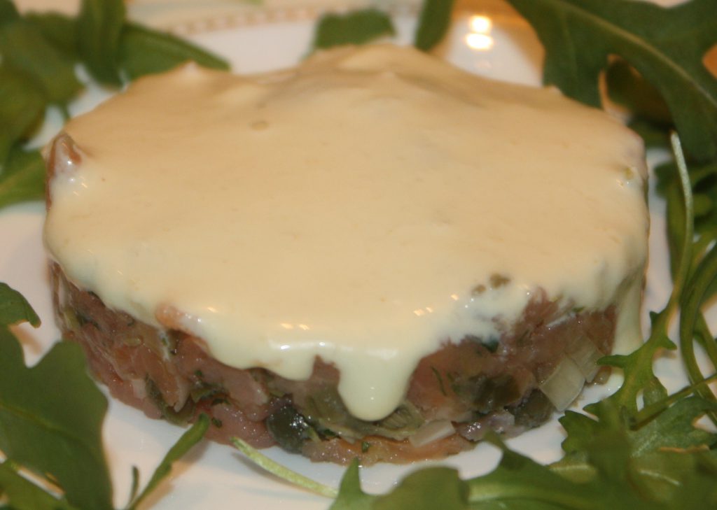 Tartaar van gerookte zalm met een dressing van mierikswortel; recept; recepten; voorgerecht; voorgerechten; zalm; gerookte zalm; vis; mayonaise; mierikswortel; kappertjes; rucola