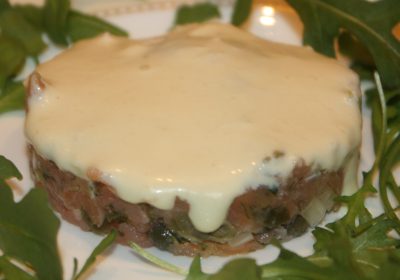 Tartaar van gerookte zalm met een dressing van mierikswortel; recept; recepten; voorgerecht; voorgerechten; zalm; gerookte zalm; vis; mayonaise; mierikswortel; kappertjes; rucola