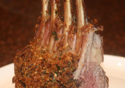 Lamsrack met krokante korst van olijven en kappertjes; recept; recepten; hoofdgerecht; hoofdgerechten; lam; lamsrack; olijven; olijf; kappertjes; tijm; peterselie; kaas; oven