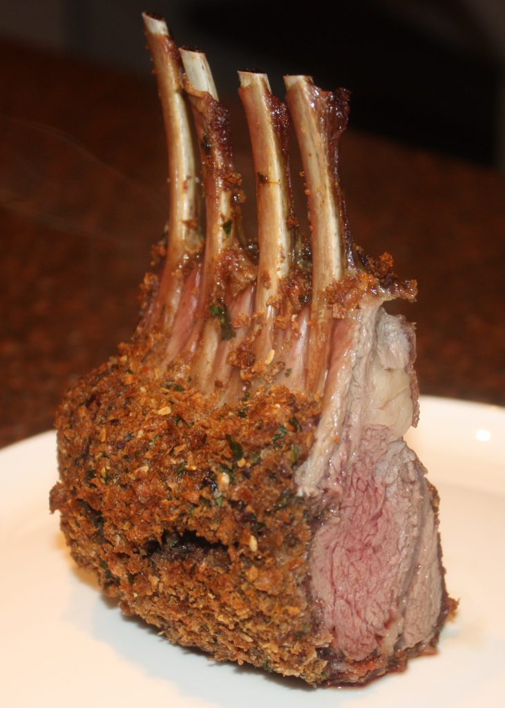 Lamsrack met krokante korst van olijven en kappertjes; recept; recepten; hoofdgerecht; hoofdgerechten; lam; lamsrack; olijven; olijf; kappertjes; tijm; peterselie; kaas; oven