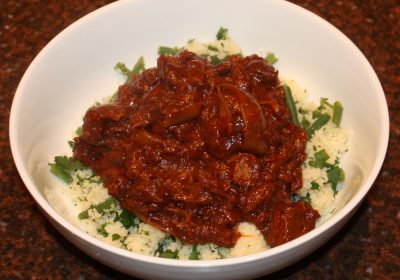 Griekse stoofschotel met rundvlees en sjalotten; stifado; recept; recepten; hoofdgerecht; hoofdgerechten; stoofschotel; grieks; rundvlees; sjalot; koolhydraatarm; ovenschotel; oven; lactosevrij; koolhydraatarm; mediterraan; tomaat; tomaten;
