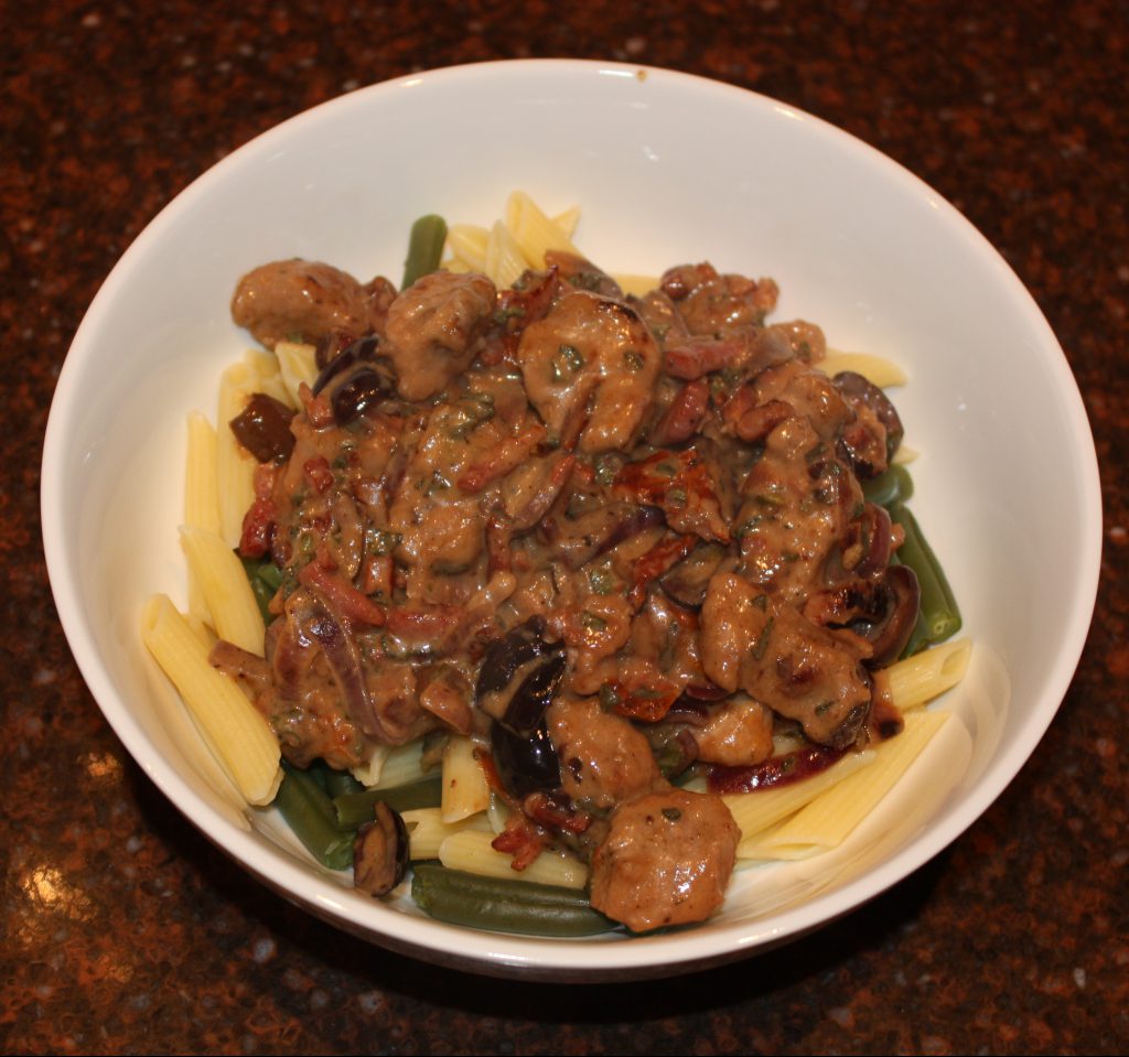 Mediterrane stoofpot van varkenshaas met spekjes en olijven; recept; recepten; hoofdgerecht; hoofdgerechten; stoofpot; mediterraan; varkenshaas; olijf; olijven; spe; spekjes; tomaat; tomaten; gedroogde tomaat; gedroogde tomaten; salie; pasta; sperziebonen; zelfgemaakt; koken;