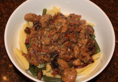 Mediterrane stoofpot van varkenshaas met spekjes en olijven; recept; recepten; hoofdgerecht; hoofdgerechten; stoofpot; mediterraan; varkenshaas; olijf; olijven; spe; spekjes; tomaat; tomaten; gedroogde tomaat; gedroogde tomaten; salie; pasta; sperziebonen; zelfgemaakt; koken;