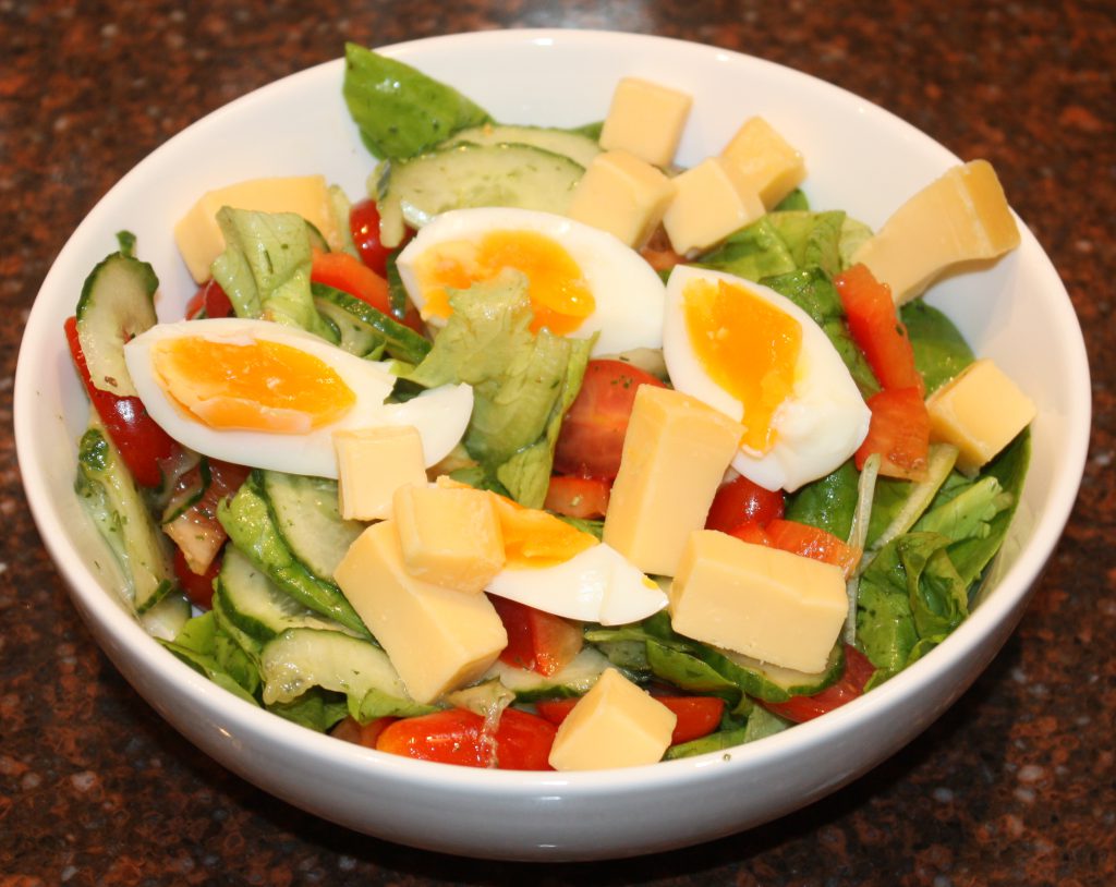 Hollandse maaltijdsalade met botersla en kaas; recept; recepten; hoofdgerecht; hoofdgerechten; maaltijdsalade; botersla; kropsla; komkommer; tomaat; tomaten; kerstomaat; kerstomaten; kerstomaatjes; paprika; rode paprika; ei; eieren; kaas