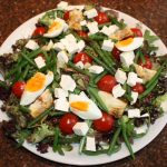 Vegetarische salade Niçoise; recept; hoofdgerecht; salade; maaltijdsalade; rucola; haricots verts; tomaat; tomaten; artisjok; ei; vegetarisch;