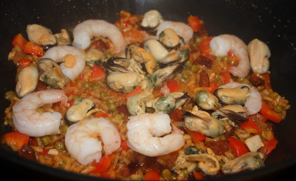 Paella met chorizo en reuzengarnalen; recept; recepten; hoofdgerecht; hoofdgerechten; Spaans; paella; garnalen; mosselen; chorizo; rijst; doperwten; paprika