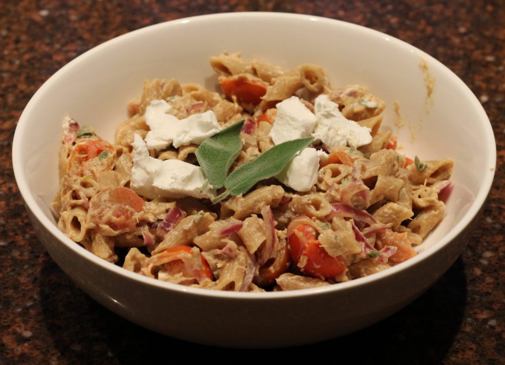 Pasta met tonijn en salie; recept; recepten; hoofdgerecht; hoofdgerechten; pasta; tonijn; salie; geitenkaas; tomaat; tomaten; kerstomaat; kerstomaten; kerstomaatjes; vis; tonijn