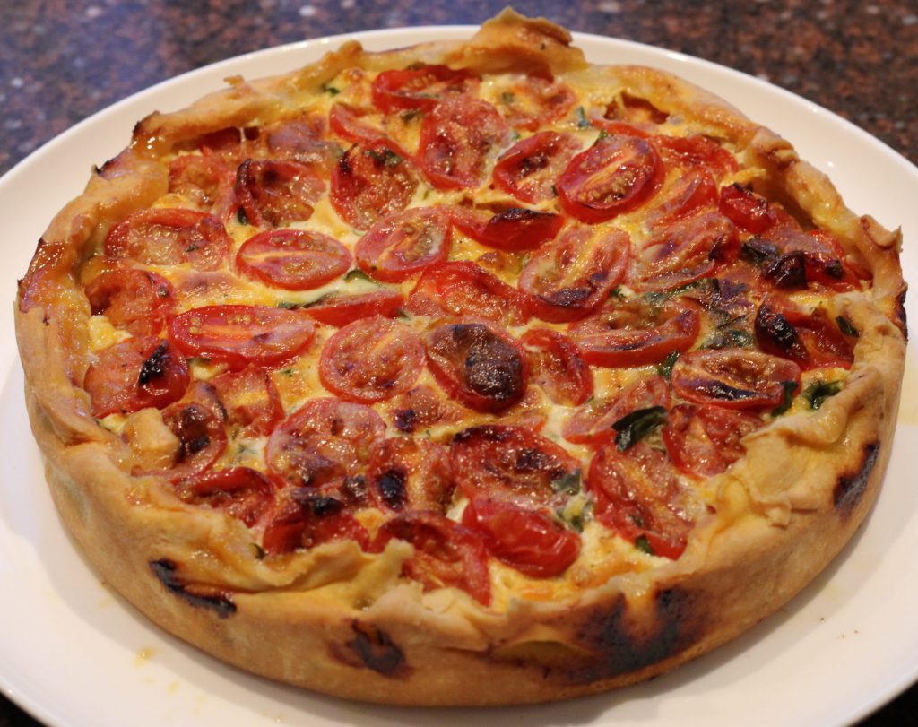 Hartige taart met chorizo en tomaten; recept; recepten; hartige taart; quiche; spaans; mediterraan; oven; chorizo; tomaat; tomaten; kerstomaat; kerstomaten; kerstomaatjes;