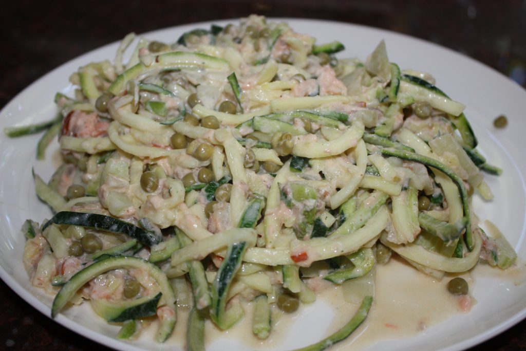 courgette spaghetti met gerookte zalm en kruidenkaas; recept; recepten; hoofdgerecht; hoofdgerechten; courghetti; courgette; gerookte zalm; vis; doperwten;