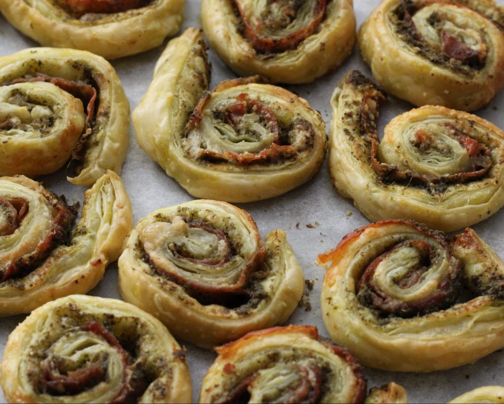 Italiaanse hartige koekjes met Parmaham en kaas; recept; recepten; snack; tapas; italiaans; bladerdeeg; parmaham; pesto; kaas; parmezaan; parmezaanse kaas
