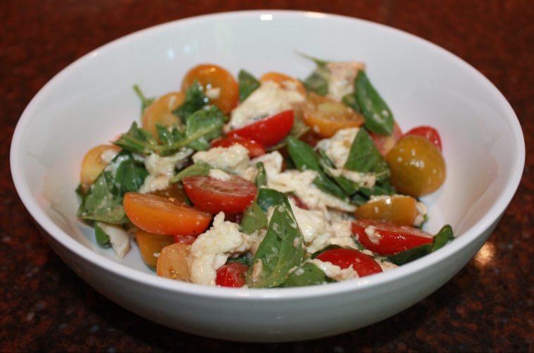 Nieuw Tomatensalade met basilicum en mozzarella (insalata caprese) - recept SN-55