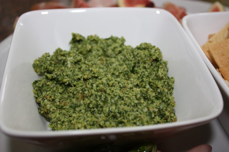 Rucolapesto met walnoten en Parmezaanse kaas; recept; recepten; bijgerecht; bijgerechten; tapas; snack; voorgerecht; voorgerechten; pesto; tapenade; Italiaans; rucola; walnoot; walnoten; parmezaan; kaas